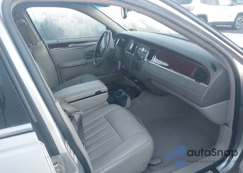 2003 Lincoln Town Car Signature из США, поврежденный, VIN 1LNHM82W43Y632928